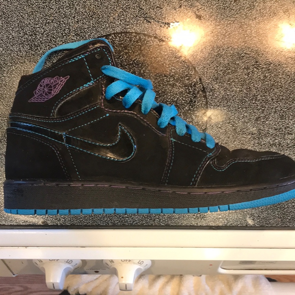 Girls 5.5Y JORDAN RETRO 1 gently used, CLEAN.